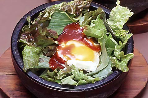 『焼肉レストラン アジヨシ 千日前店』の特注の石鍋でつくる「石焼ビビンバ」