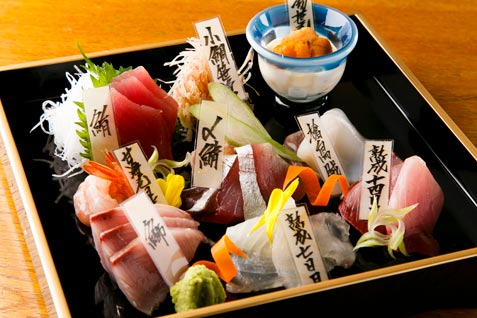 『熟成魚場 福井県美浜町 日本橋本店』の「名物！新鮮魚と熟成魚の刺身盛り」