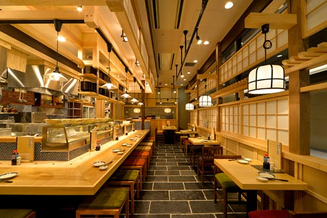 『熟成魚場 福井県美浜町 日本橋本店』の清潔感ある明るい店内