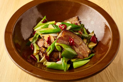 『香辣里』の「炒腊肉（燻製豚三枚肉と葉にんにくの炒めもの）」