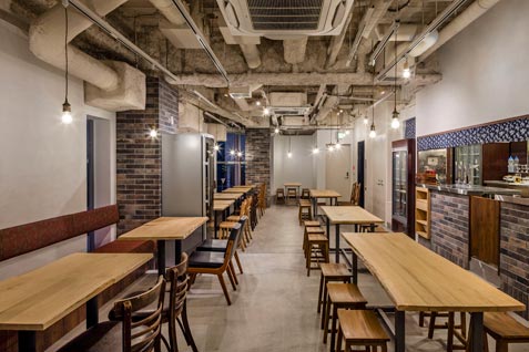 『香辣里』のシンプルなインテリアの店内