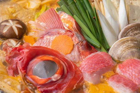 『あくとり代官 鍋之進 渋谷』の「金目鯛と新鮮魚介の 海鮮うまみ辛鍋」