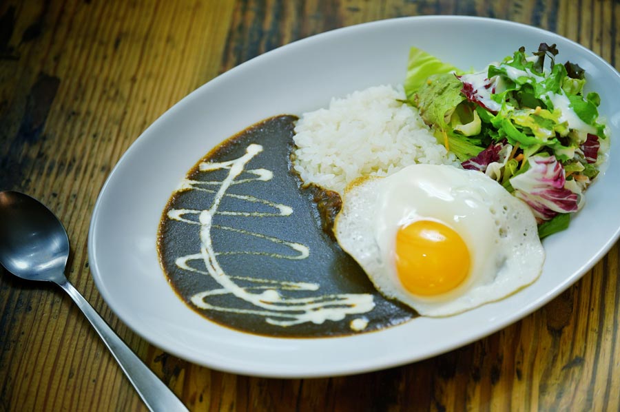 『& RRainbow JOINUS(アンドダブルレインボー ジョイナス)』の「目玉焼き&カレー」