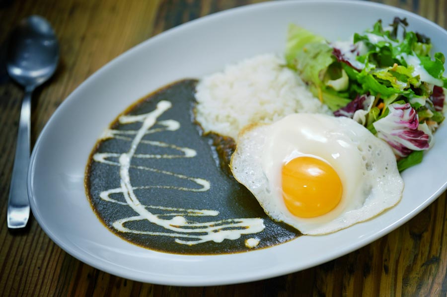 『& RRainbow JOINUS(アンドダブルレインボー ジョイナス)』の「目玉焼き&カレー」
