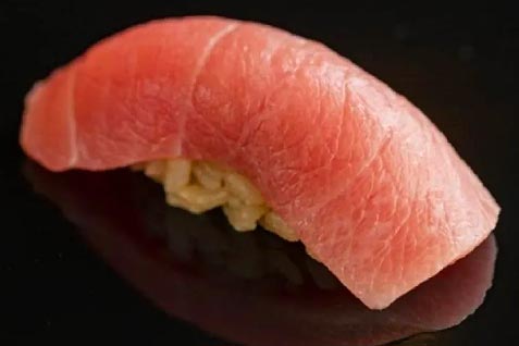 「鮨 こう介」の天然本マグロの「大トロ握り」