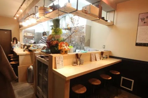 『サーモン丼専門店 熊だ』の店内