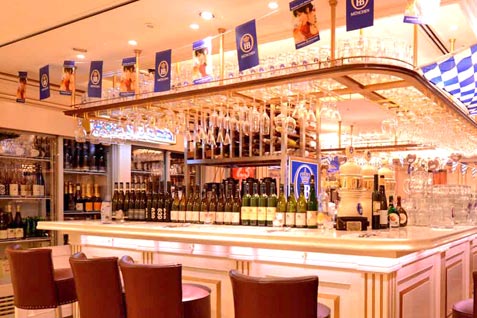 『KAISERHOF 東京国際フォーラム前店』の解放感のある店内