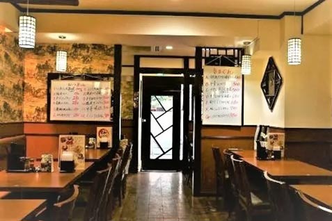 『東和酒場』のアットホームな雰囲気の店内