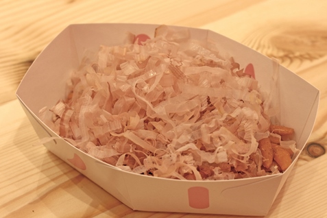 出来立て 亀田の柿の種 揚げ種 追い掛け醤油味～花かつお盛り～」