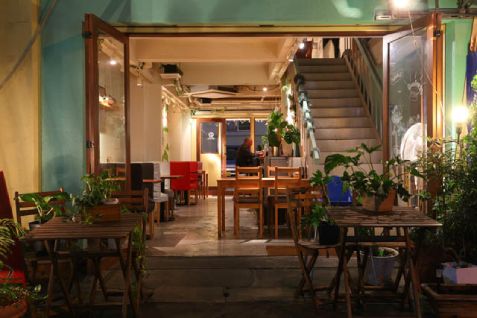 「鉄板焼きバル DUKES 福島」の外観及び店内