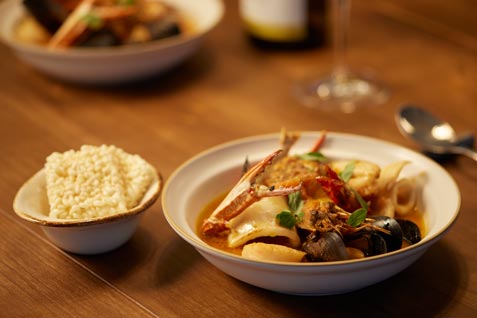 『ASTERISCO（アステリスコ）』の「魚介たっぷりのブイヤベースと揚げおこげ」