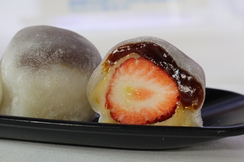 「カラメルわらび餅のプリン苺大福」