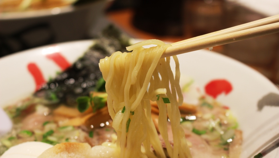 {あっさり特製塩ラーメン}の麺