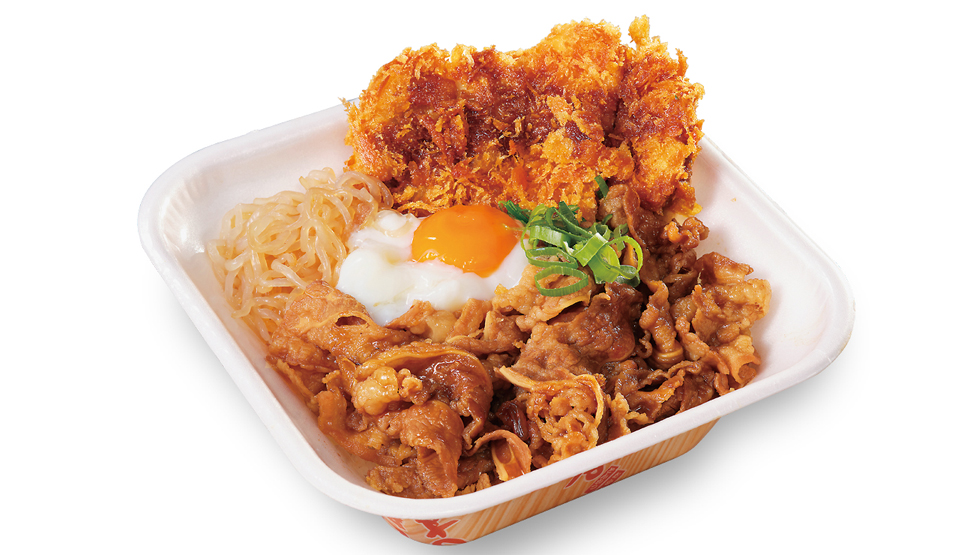 とんかつ専⾨店『かつや』の「牛すき焼きとチキンカツの合い盛り丼（テイクアウト）」