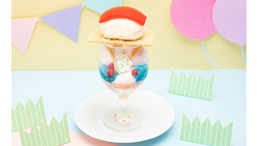 「すみっコぐらしカフェ ～ようこそ！たべもの王国～」の「たべもの王国のすしパラシュート」パフェ