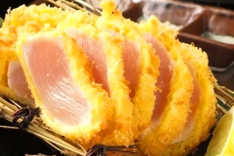 「Osaka Osake Dining 鶫」の「朝引き鶏のレアチキンカツ」