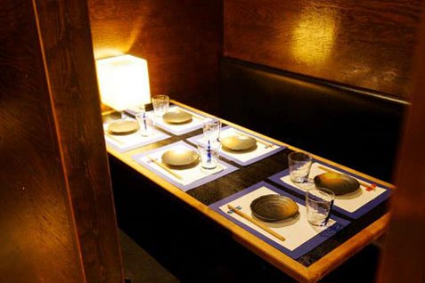 『個室居酒屋厨房 はちまる 阿倍野店』のシックな雰囲気の空間