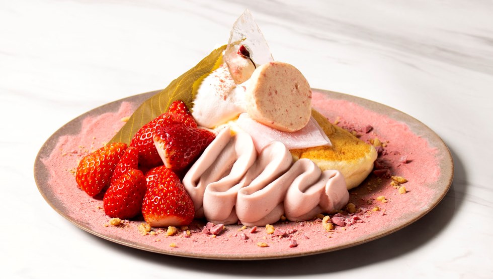 「Cherry blossom – strawberry “あまおう”と桜モンブランのパンケーキ」