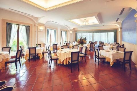 「Ristorante-italiano Etruschi」の店内