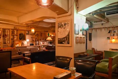 「アナログ八重洲」の店内