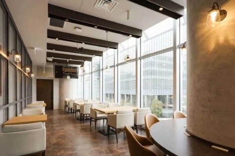 「FLOWS GRILL|BAR 東京ミッドタウン八重洲店」の店内