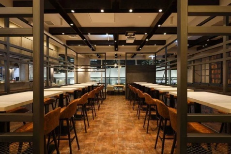 「FLOWS GRILL|BAR 東京ミッドタウン八重洲店」の店内