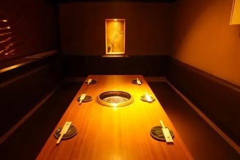 『一徳 名駅店』の大人の雰囲気の店内