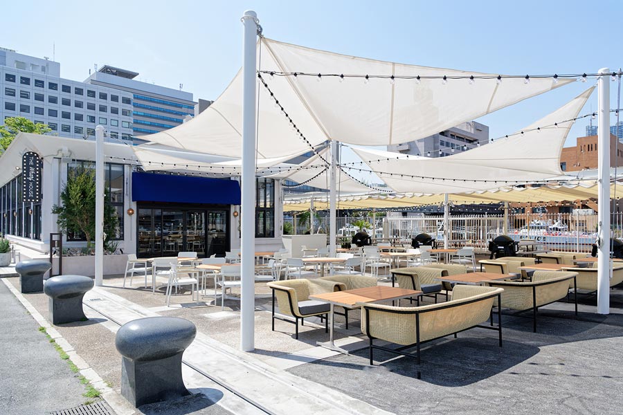 『THE WHARF HOUSE YAMASHITA KOEN(ザ ワーフハウス ヤマシタコウエン)』のテラス席