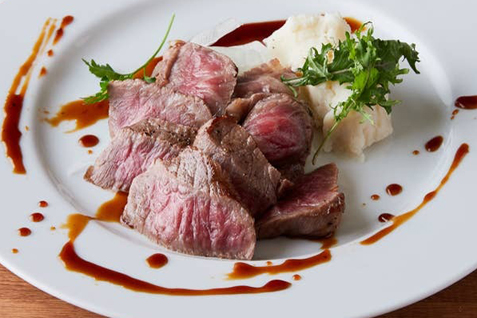 「肉と日本酒 ときどきワイン 船橋ガーデン」の「特製ソースで食べるイチボの赤身肉」
