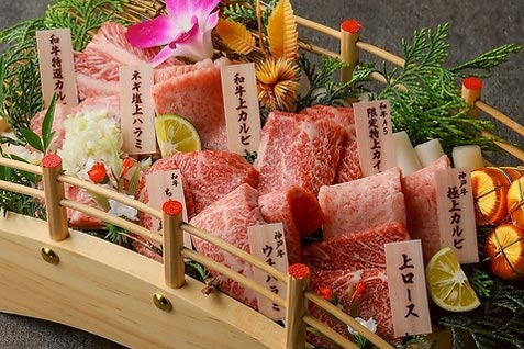 『黒毛和牛 タンとハラミ 焼肉龍 難波千日前店』の「特選龍盛り合わせ」
