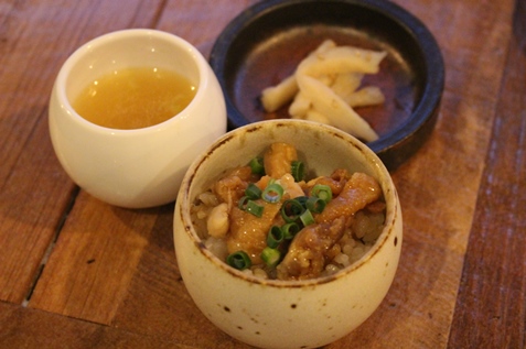 「かしわご飯と漬物」