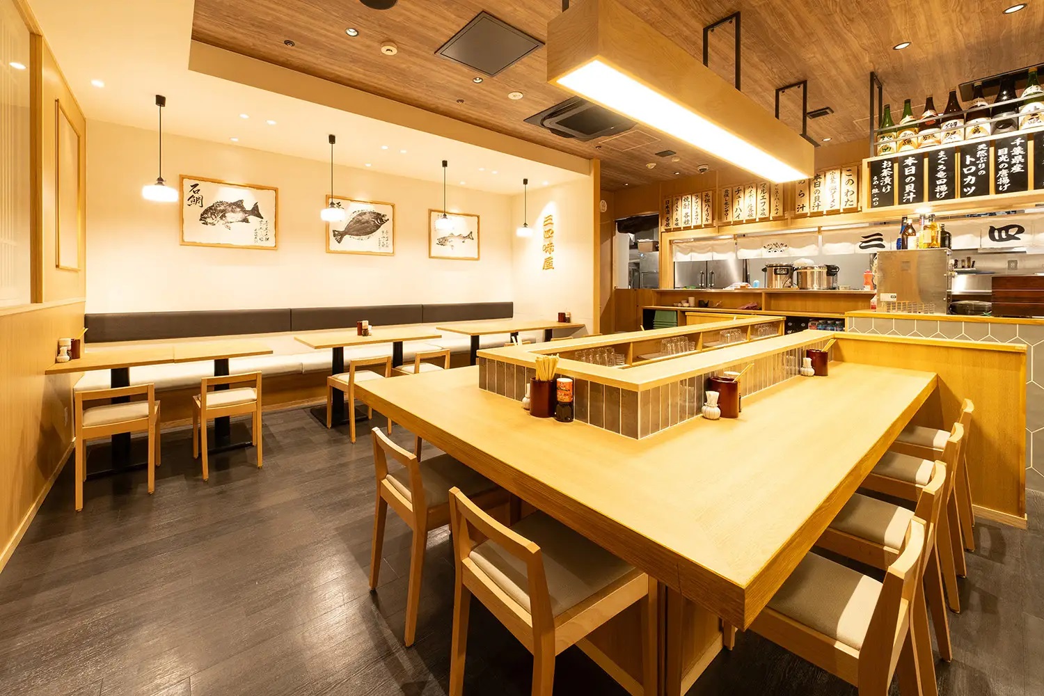 『豊洲の鮮魚 大衆酒場 三四味屋 笹塚店』の店内