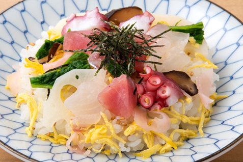 「庄や 岡山西口店」の刺身盛り合わせ「海鮮ミニちらし寿司」