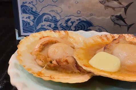 『居酒屋 けむっ亭』の「殻付きホタテ焼き」
