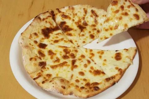 『GRATO（グラート）』の「岩塩とチーズのピザ」