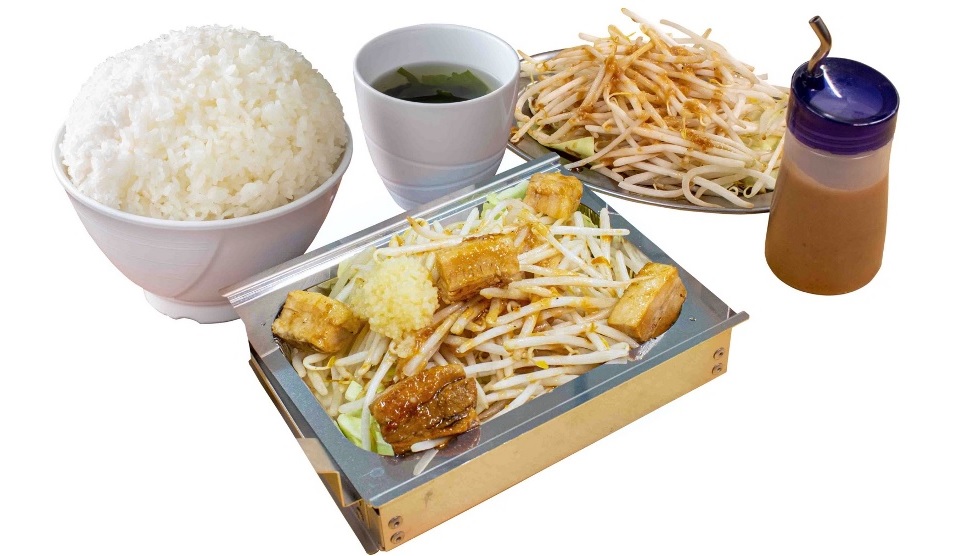 「マシマシ肉野菜焼きセット」(野菜／もやし、キャベツ、玉ねぎ）、煮豚、うどん、ごはん、スープ）