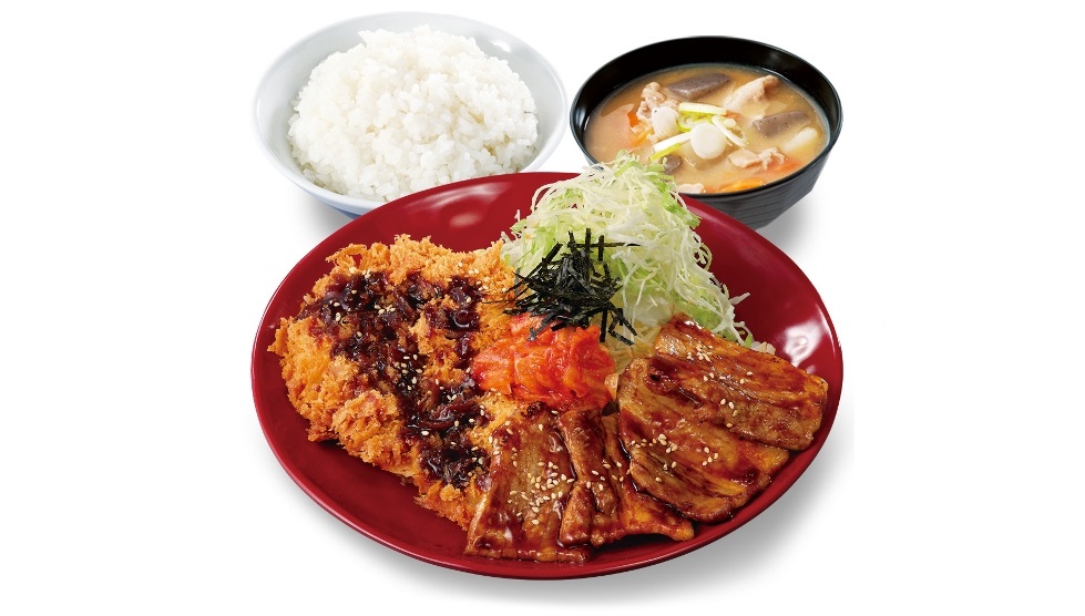 「豚カルビ焼肉とチキンカツの合い盛り定食」店内