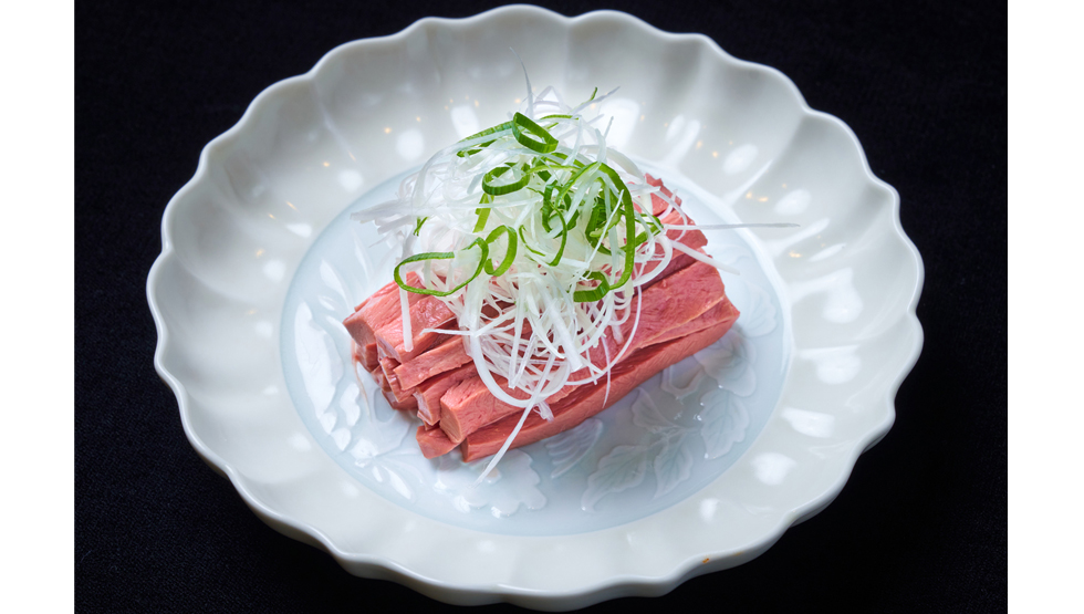 新宿歌舞伎町『和牛焼肉やくにく路地裏』の「和牛ハツ刺し 香味甘口醤油」