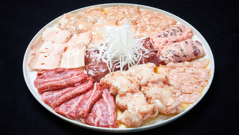 新宿歌舞伎町『和牛焼肉やくにく路地裏』の「極ホルモン盛り合わせ」