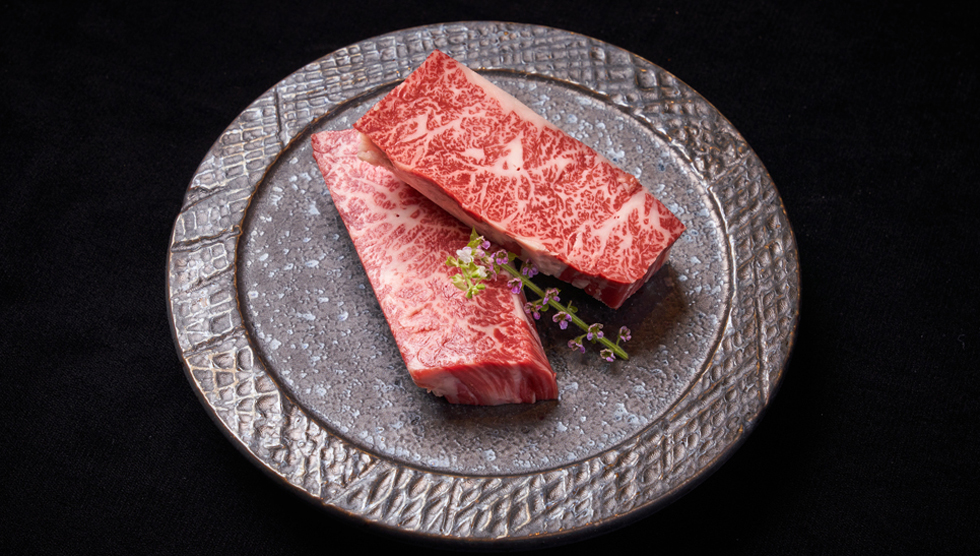 新宿歌舞伎町『和牛焼肉やくにく路地裏』の「鹿児島黒牛 幻の厚切り和牛ハラミ