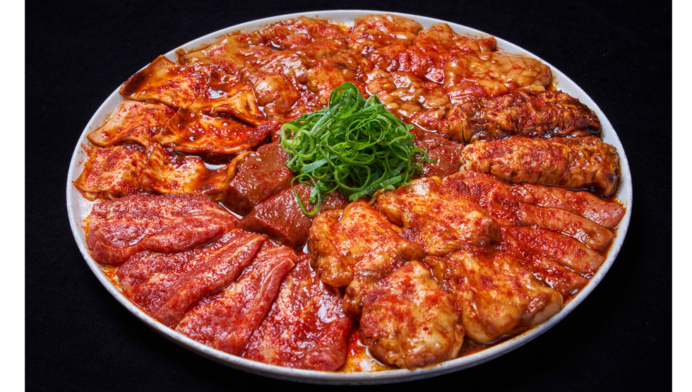 新宿歌舞伎町『和牛焼肉やくにく路地裏』の「極ホルモン盛り合わせ（味噌）」