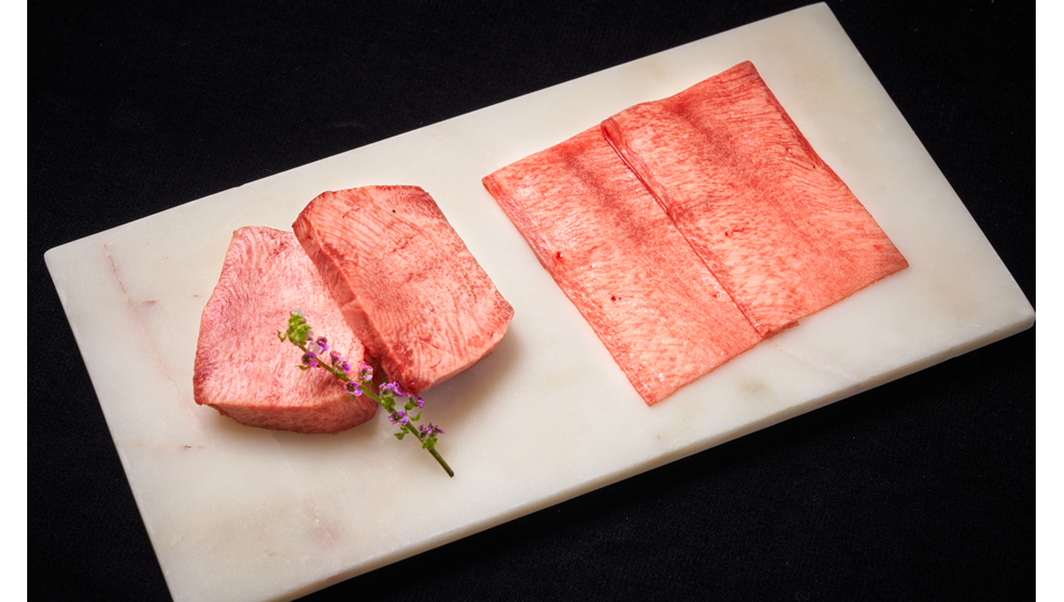 新宿歌舞伎町『和牛焼肉やくにく路地裏』の「厚切りタン＆タンしゃぶ」