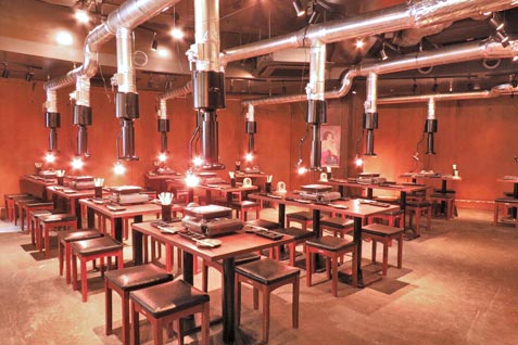 『焼肉×BBQ 食べ放題 焼肉少年団 渋谷店』の75席の広いテーブル席