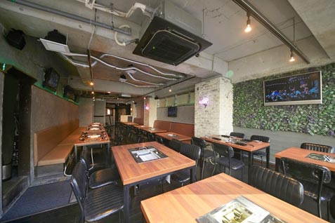 『大阪焼肉 食べ放題 焼肉おにくが好きです 梅田茶屋町店』の清潔感のあるオシャレな空間