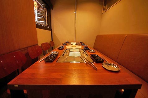 『大阪焼肉 食べ放題 焼肉エイト 梅田茶屋町店』の扉付きの完全個室