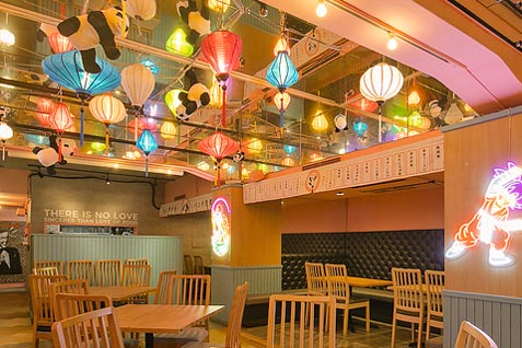 『オンチョン 梅田店』の韓国ムードいっぱいの明るい空間