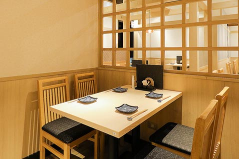 『蟹×しゃぶしゃぶ×寿司食べ放題 梅田かに食堂』のテーブル席