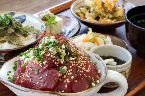 「宮古ぜんざいと家めしの店 眞茶屋」のランチ例