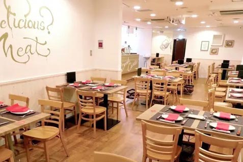 『シュラスコレストランALEGRIA 新横浜店』の白を基調にした空間