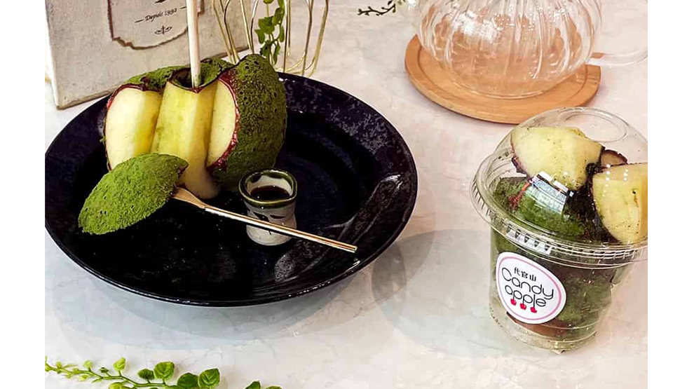 『代官⼭Candy apple 鎌倉店』の「抹茶＜甘さ引き立つ抹茶味のりんご飴＞」